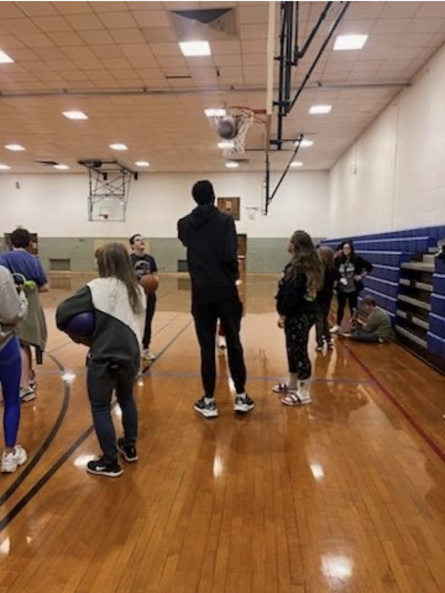 Our Life Skills students gave Kokomo’s 1st McDonald’s All-American, Mr. Basketball candidate &amp; future Jayhawk <a href="/FBidunga/">Flory Bidunga</a> some pointers before this weekend’s Sectional Championship! Good luck, Flory, from your friends at MCMS! ❤️🏀💙 <a href="/KHSKatsCoach/">Principal Susong</a> <a href="/Kats_Principal/">Principal Blessing</a>