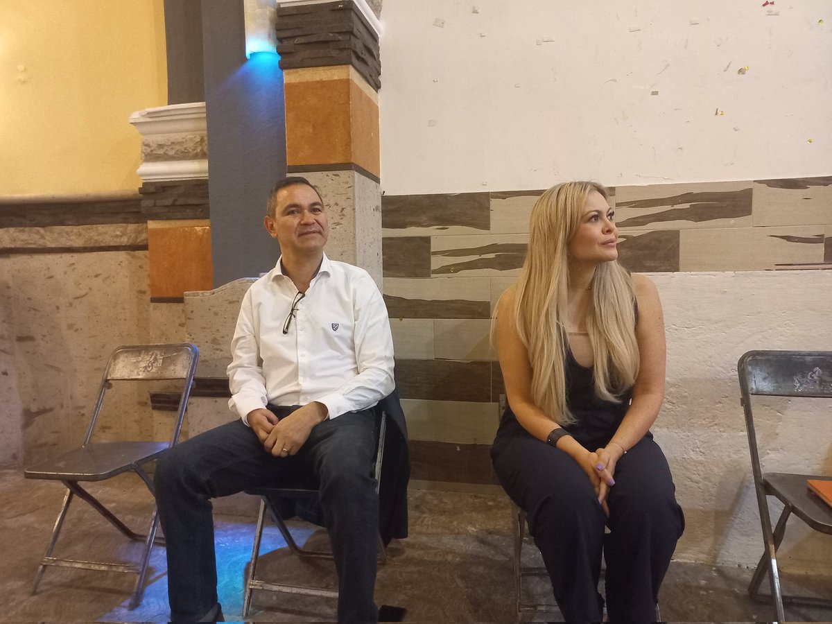 VictorSanoro's tweet photo. Desde el sur de GDL y con la presencia de @VeroDelgadilloG, @ContrerasCeleni y @BetsabeAlmaguer convivimos con vecinas y vecinos. Intercambiamos puntos de vista, mismos que servirán para buscar mejorar los entornos de la ciudad. https://t.co/MsCj0Wubuh