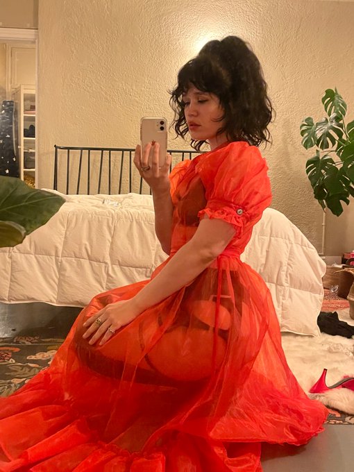 feeling like a (deadly) flower https://t.co/lkR4bwCXxe