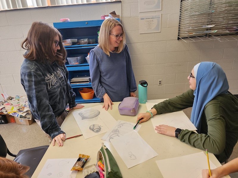 Mrs. Schooner @TimberstoneJHS understands that finding your inner artist cannot be rushed and that growth requires time and nurturing. Students explain how she never gives up on them, even when they struggle. Read: bit.ly/436tykA #TeachersHonoringTeachers
