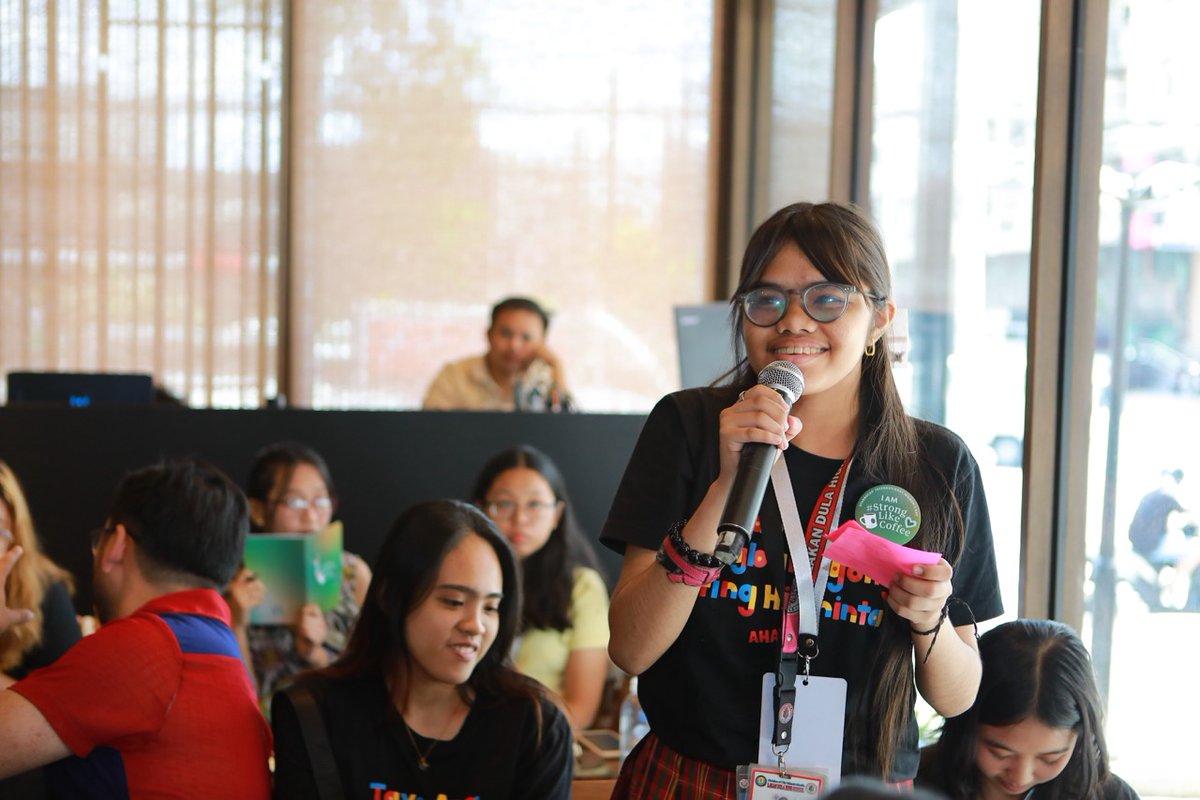 starbucksph's tweet photo. Celebrating International Women’s Day w/ a fireside chat at our Abad Santos Tondo Community Store, featuring our inspiring #StrongLikeCoffee panelists – Anina Rubio, Lynn Pinugu, Tonet Jadaone, and Jamie Silva, for our partner organizations AHA! Learning Center &amp; Young Focus. 💚 https://t.co/I0HKQ4csRu