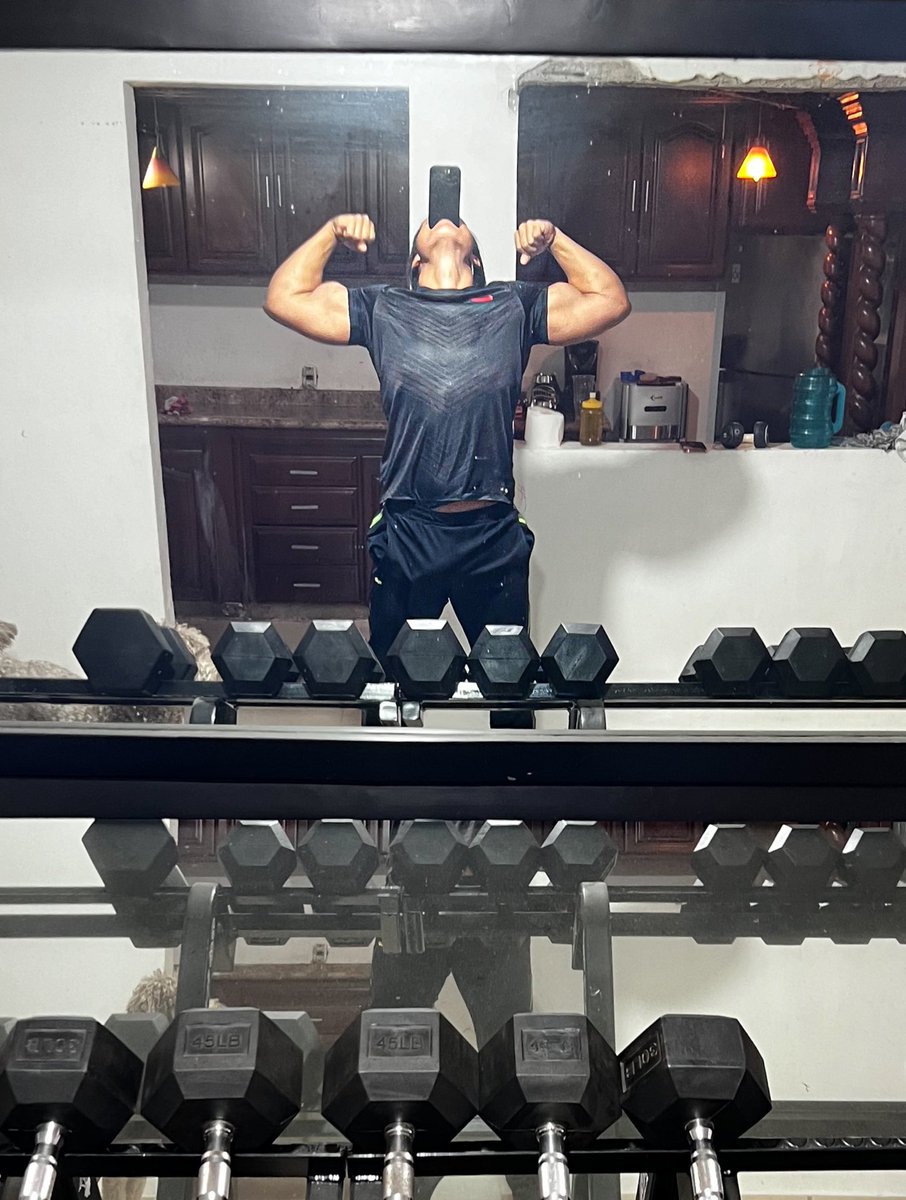Mike_guzman69's tweet photo. Never stop posing! 😈😈
.
.
#gym 
#posing
#doublebiceps https://t.co/FoHfP9giuE