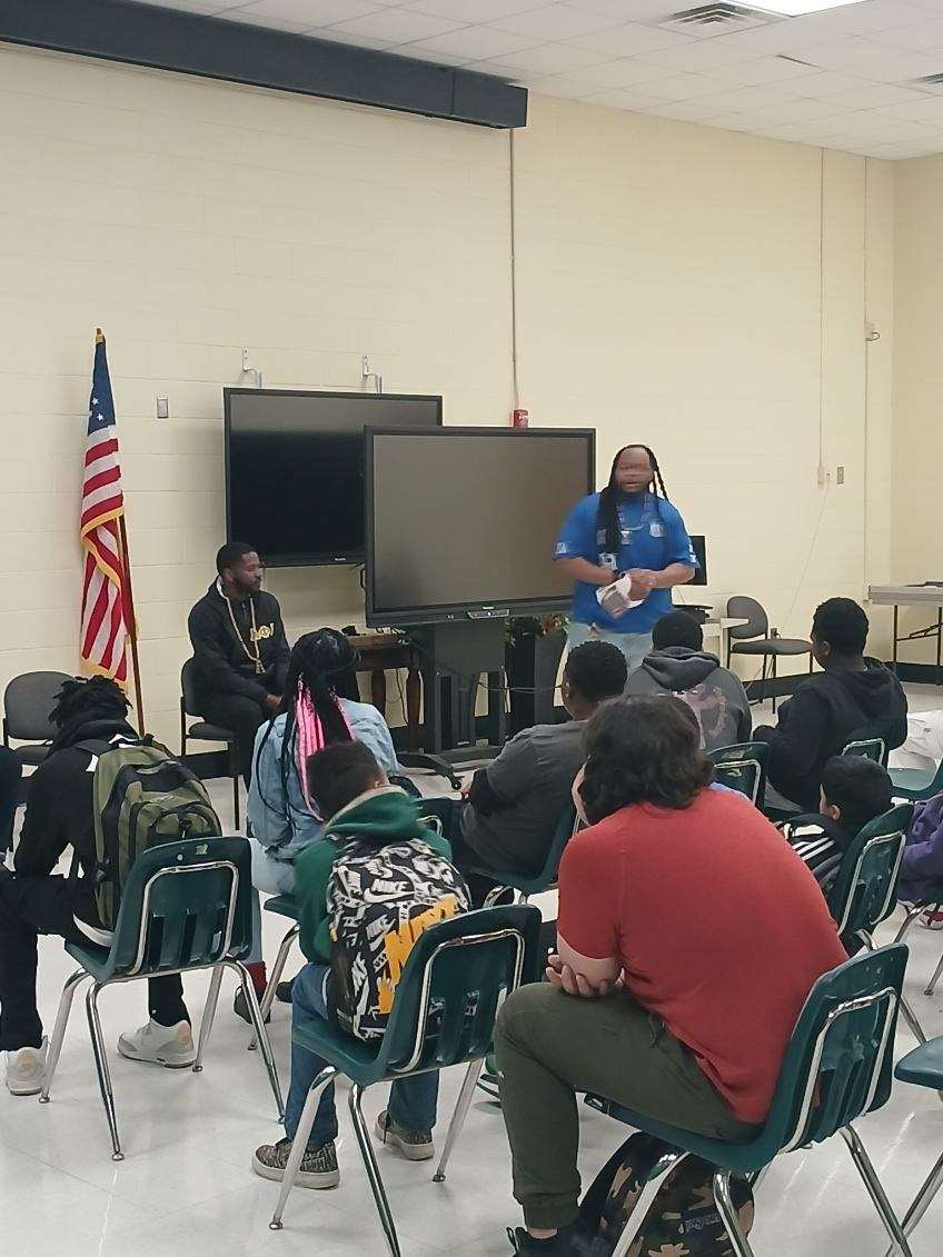 ChestnutOaks_MS's tweet photo. During Read Across America week Chestnut Oaks Middle School invited Dr. Leach, Mr. Wilson, and Mr. White from Crestwood High School to spotlight "Real Men Read" and show the importance literacy and reading. @SumterSCSchools @DrWrightSupt @DrShirleyGamble @shelly_galloway https://t.co/Uz4nlvmslk