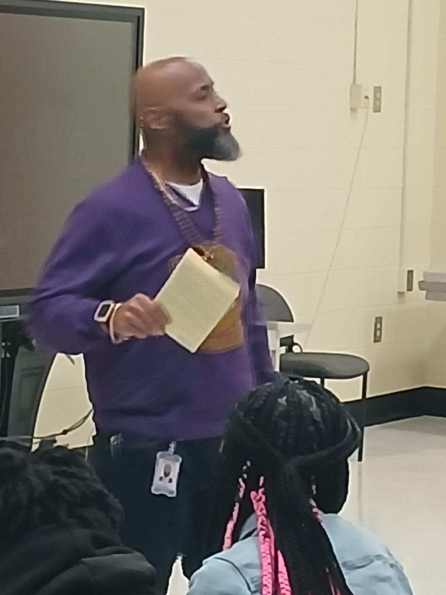 ChestnutOaks_MS's tweet photo. During Read Across America week Chestnut Oaks Middle School invited Dr. Leach, Mr. Wilson, and Mr. White from Crestwood High School to spotlight "Real Men Read" and show the importance literacy and reading. @SumterSCSchools @DrWrightSupt @DrShirleyGamble @shelly_galloway https://t.co/Uz4nlvmslk