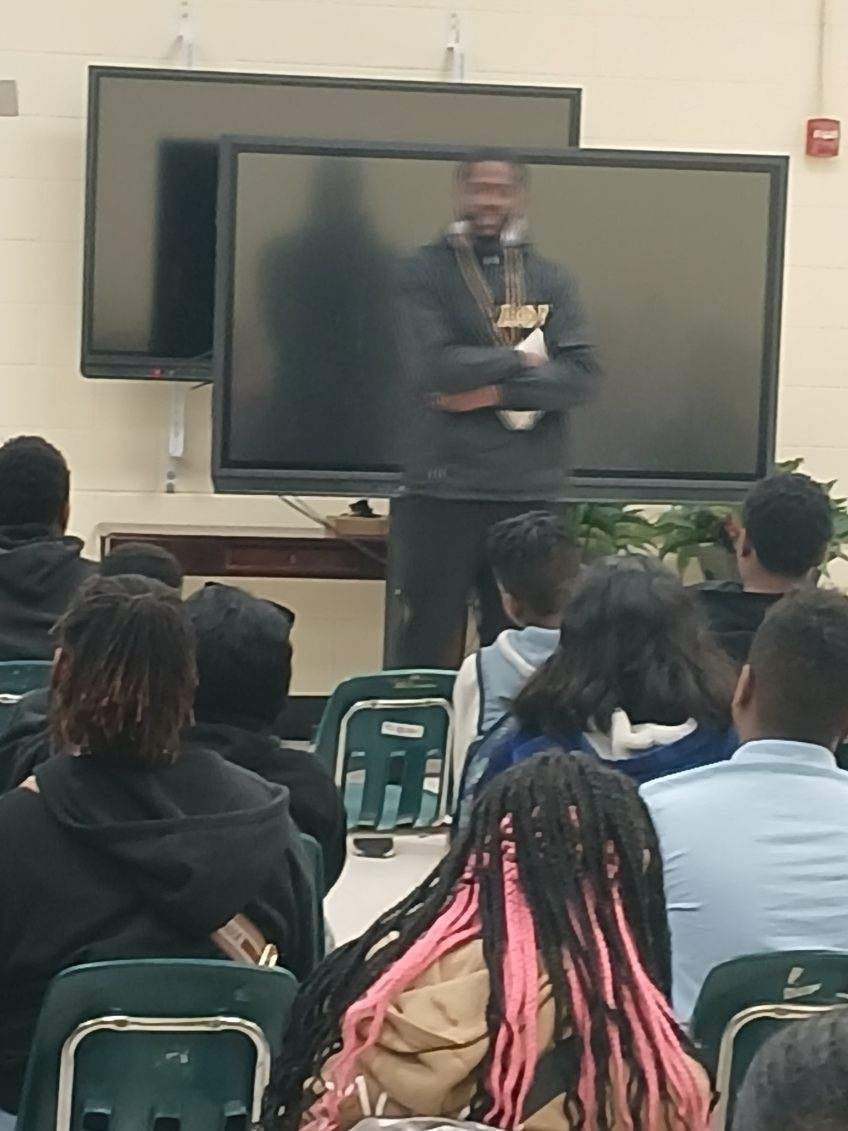 ChestnutOaks_MS's tweet photo. During Read Across America week Chestnut Oaks Middle School invited Dr. Leach, Mr. Wilson, and Mr. White from Crestwood High School to spotlight "Real Men Read" and show the importance literacy and reading. @SumterSCSchools @DrWrightSupt @DrShirleyGamble @shelly_galloway https://t.co/Uz4nlvmslk