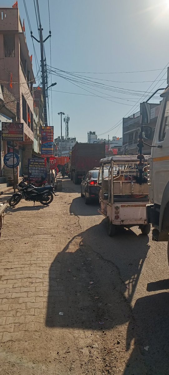 isinghraghu's tweet photo. @Uppolice @UPGovt @dmraebareli @nitin_gadkari लालगंज चौराहे पर प्रतिदिन सुबह से ही जाम की स्थिति बनी रहती है ,जिससे आम जनमानस के साथ साथ आने जाने वाले लोग भी परेशान होते है।
कृपया इस मामले पर ध्यान दे। https://t.co/i2isOLGWG9