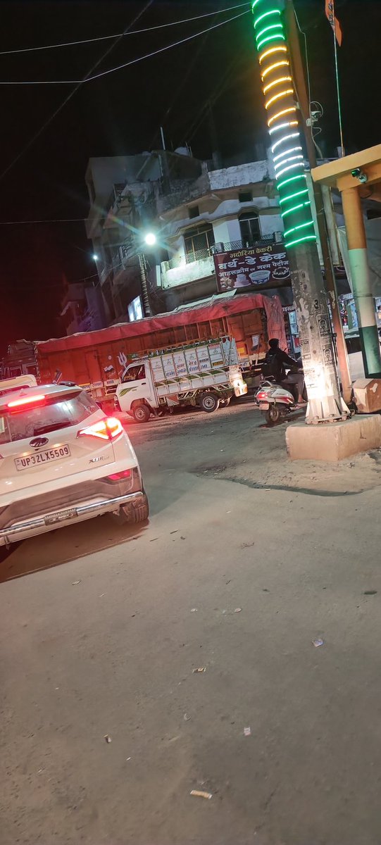 isinghraghu's tweet photo. @Uppolice @UPGovt @dmraebareli @nitin_gadkari लालगंज चौराहे पर प्रतिदिन सुबह से ही जाम की स्थिति बनी रहती है ,जिससे आम जनमानस के साथ साथ आने जाने वाले लोग भी परेशान होते है।
कृपया इस मामले पर ध्यान दे। https://t.co/i2isOLGWG9