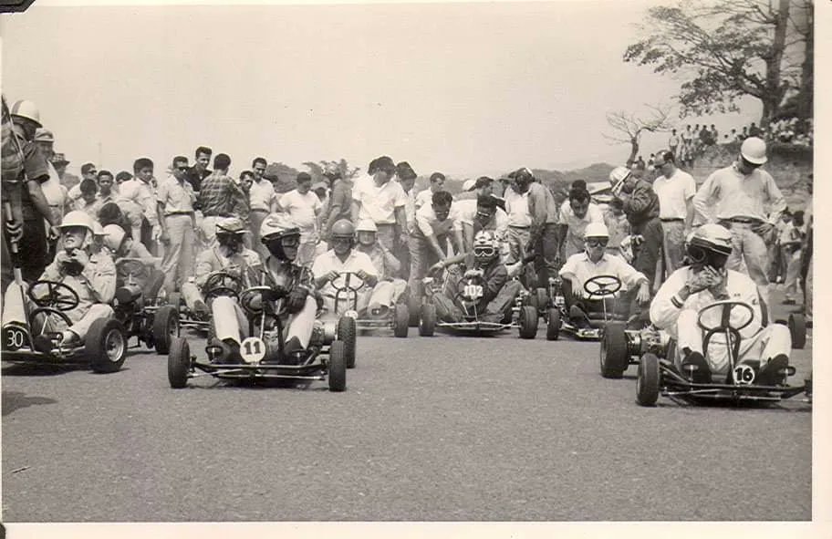 Corrian los años 60's y en este #tbt les traemos fotos de competencias en el famoso circuito "de los Juzgados"

Como sufrian las cunetas!!

Fotos cortesia: Carlos Emilio Alvarez

#NuevaEraKartismo