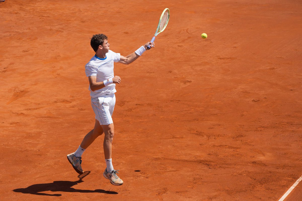 Buena actuación y triunfo de un sólido @juanmacerundolo. Le ganó a Adrian Boitan por 6-3, 6-1 y se clasificó a los cuartos de final del Challenger de Santa Cruz de la Sierra. En busca de la semifinal, su rival será Renzo Olivo.