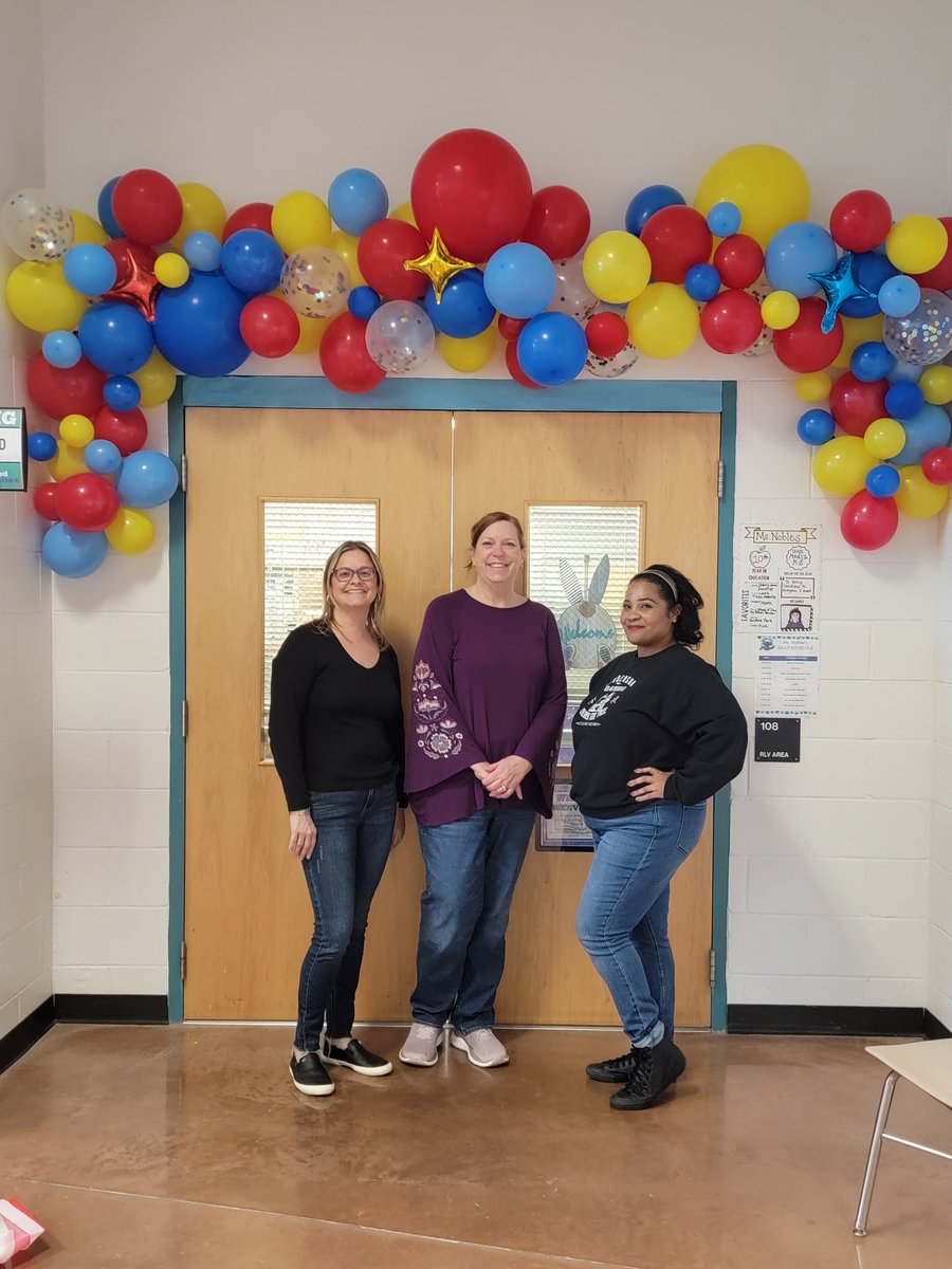 AIGwolford's tweet photo. Balloon arch for our book fair. #WithHelpfromFriends #teamwork @HodgeRoadES @HodgeRoadPTA https://t.co/KGGTfnRoZt