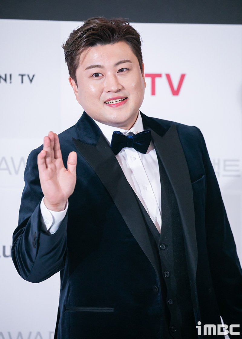 '트바로티' 김호중, 4월 정규 앨범으로 돌아온다…"전곡 작사·작곡"
#트바로티 #김호중 #KIMHOJOONG 
#정규앨범 #전곡작사작곡 #iMBC 

김호중은 오는 4월 첫째 주 발매를 목표로 정규 2집 준비에 매진하고 있다.

⬇️기사 Click Plz⬇️
adenews.imbc.com/M/Detail/411057