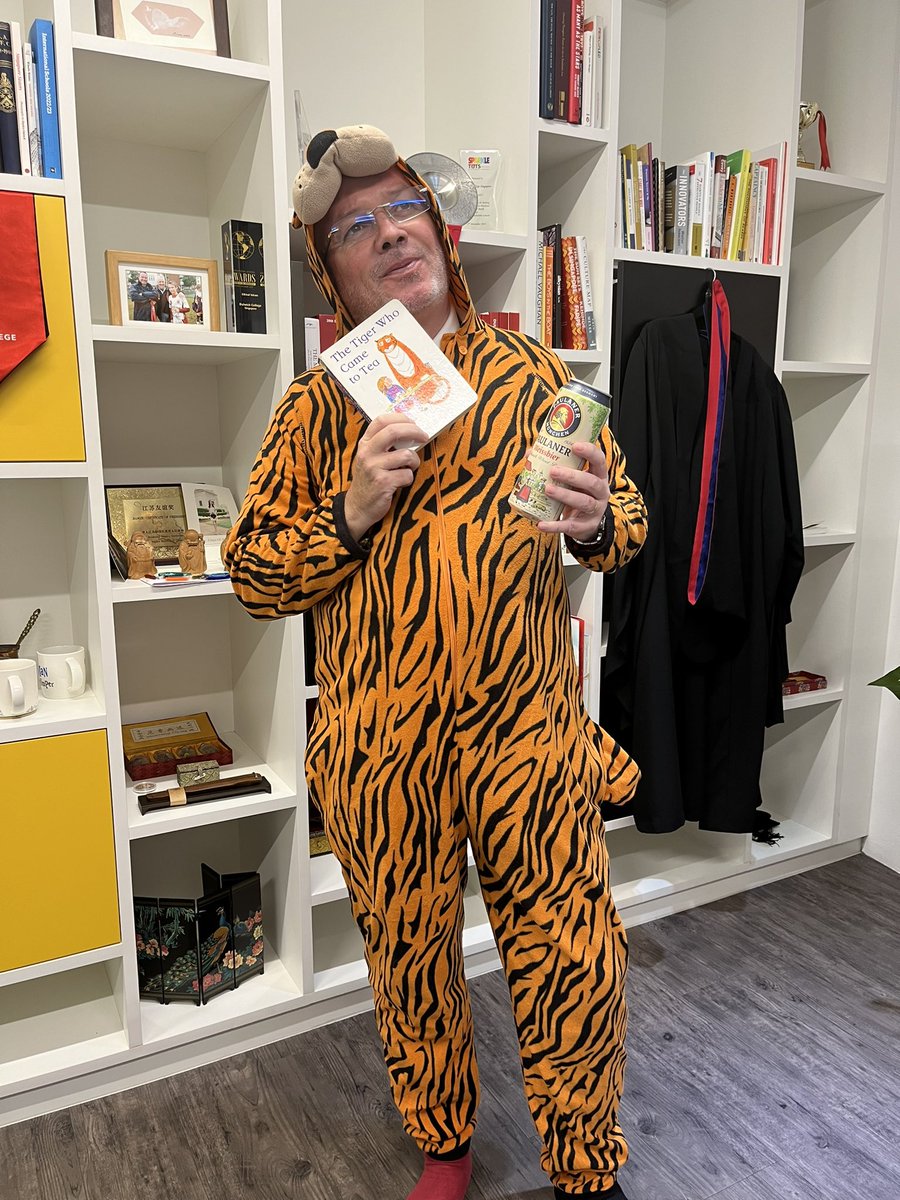 HeadDulwichSG's tweet image. Book week dilemma…….

Do I go with the originality of Judith Kerr or do I opt for the contemporary, comedic genius of Sean Lock and ‘The Tiger who came for a pint’?

Hmmm….decisions,decisions!

#Bookweek #TheTigerwhocametoTea #JudithKerr #Seanlock