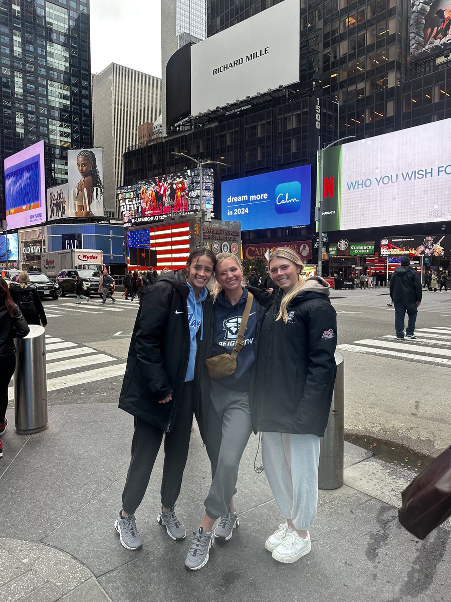 BluejaySoftball's tweet photo. 🍎The Big Apple🍎

Taking in all the sights of the city that never sleeps!! 
#GoJays https://t.co/0llEHgh1xV