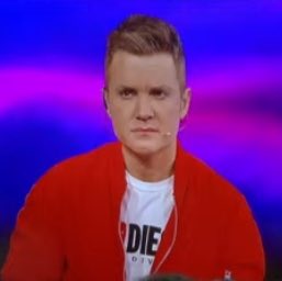 𝗙𝗨𝗥𝗜𝗔 𝗦𝗘 𝗟𝗘 𝗣𝗔𝗥𝗢 𝗗𝗘 𝗠𝗔𝗡𝗢 𝗔 𝗗𝗘𝗟 𝗠𝗢𝗥𝗢 𝗬 𝗟𝗔 𝗣𝗥𝗢𝗗𝗨𝗖𝗖𝗜𝗢́𝗡

“Metieron 10 personas nuevas, el 80% de la casa tiene información del afuera y los que estamos desde el principio estamos en boIas. Media pila.”

#GranHermano