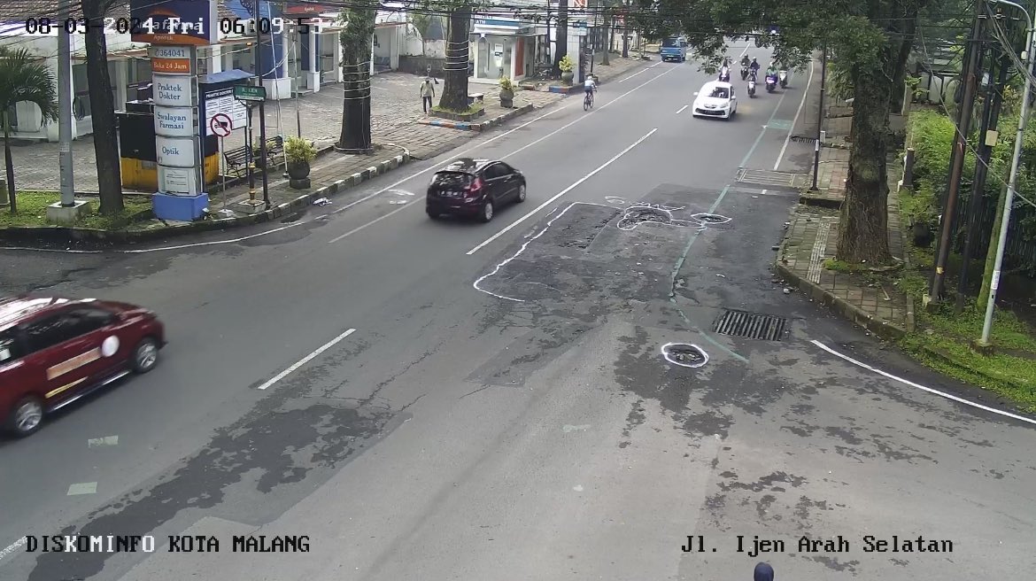 yusufgunawan's tweet photo. Terpantau dr CCTV sampai hari ini masih belum terlihat adanya upaya perbaikan jalan di persimpangan Jl. Ijen/Jakarta @dpuprpkp_MalKot @PemkotMalang 

Terlihat di foto kedua & ketiga kiriman dr rekan lubangnya cukup dalam sktr 10cm an dan semakin meluas kerusakannya. 

Hati2 bagi pengguna jalan yang melintasi daerah ini. Kurangi kecepatan kendaraan. Jaga jarak aman antar kendaraan. @infomalang @24hourindonesia @Malangraya_info @cityguide911fm @Senaputra_FM 

@JatimPemprov @OmbudsmanRI137