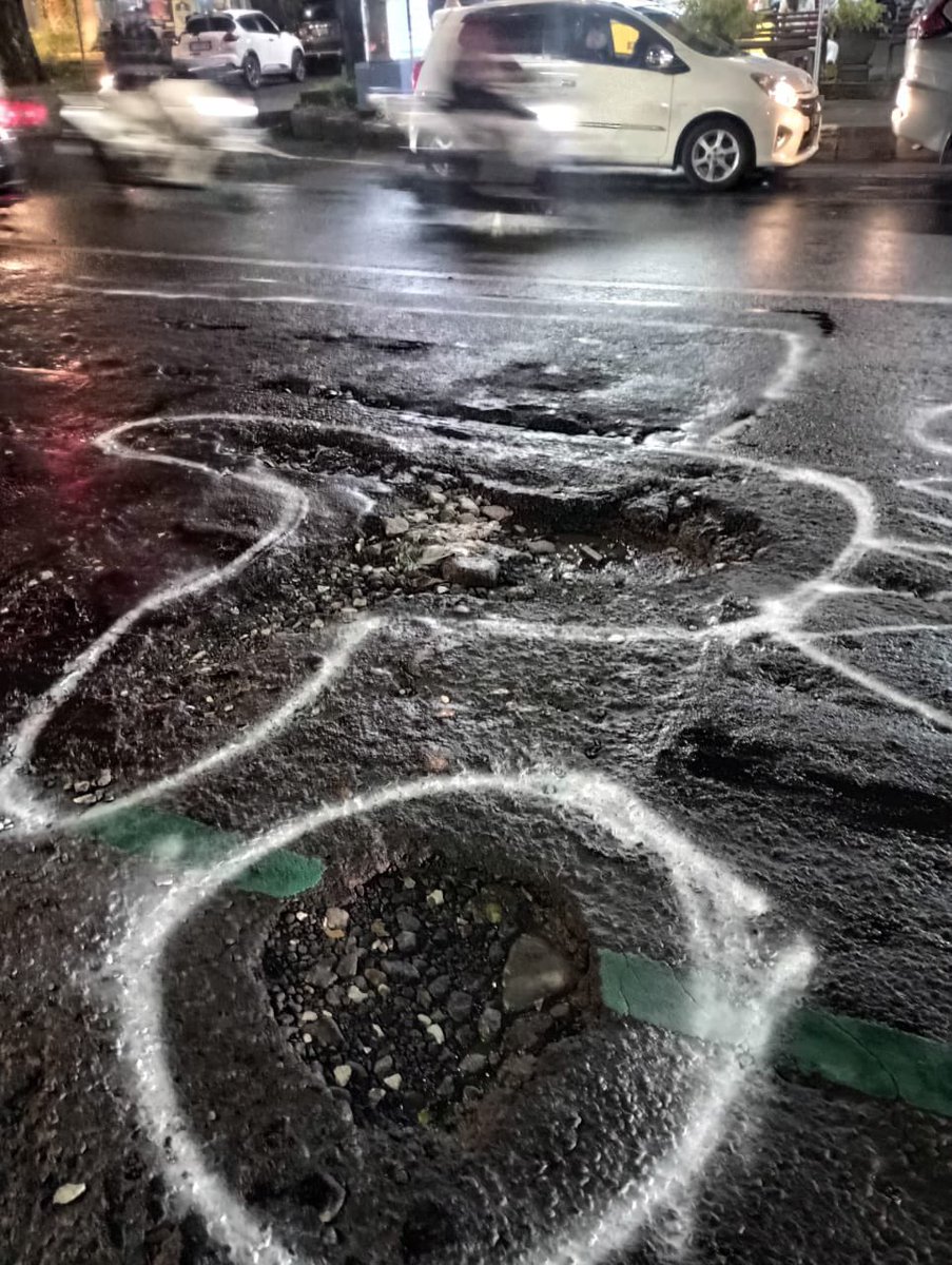 yusufgunawan's tweet photo. Terpantau dr CCTV sampai hari ini masih belum terlihat adanya upaya perbaikan jalan di persimpangan Jl. Ijen/Jakarta @dpuprpkp_MalKot @PemkotMalang 

Terlihat di foto kedua & ketiga kiriman dr rekan lubangnya cukup dalam sktr 10cm an dan semakin meluas kerusakannya. 

Hati2 bagi pengguna jalan yang melintasi daerah ini. Kurangi kecepatan kendaraan. Jaga jarak aman antar kendaraan. @infomalang @24hourindonesia @Malangraya_info @cityguide911fm @Senaputra_FM 

@JatimPemprov @OmbudsmanRI137