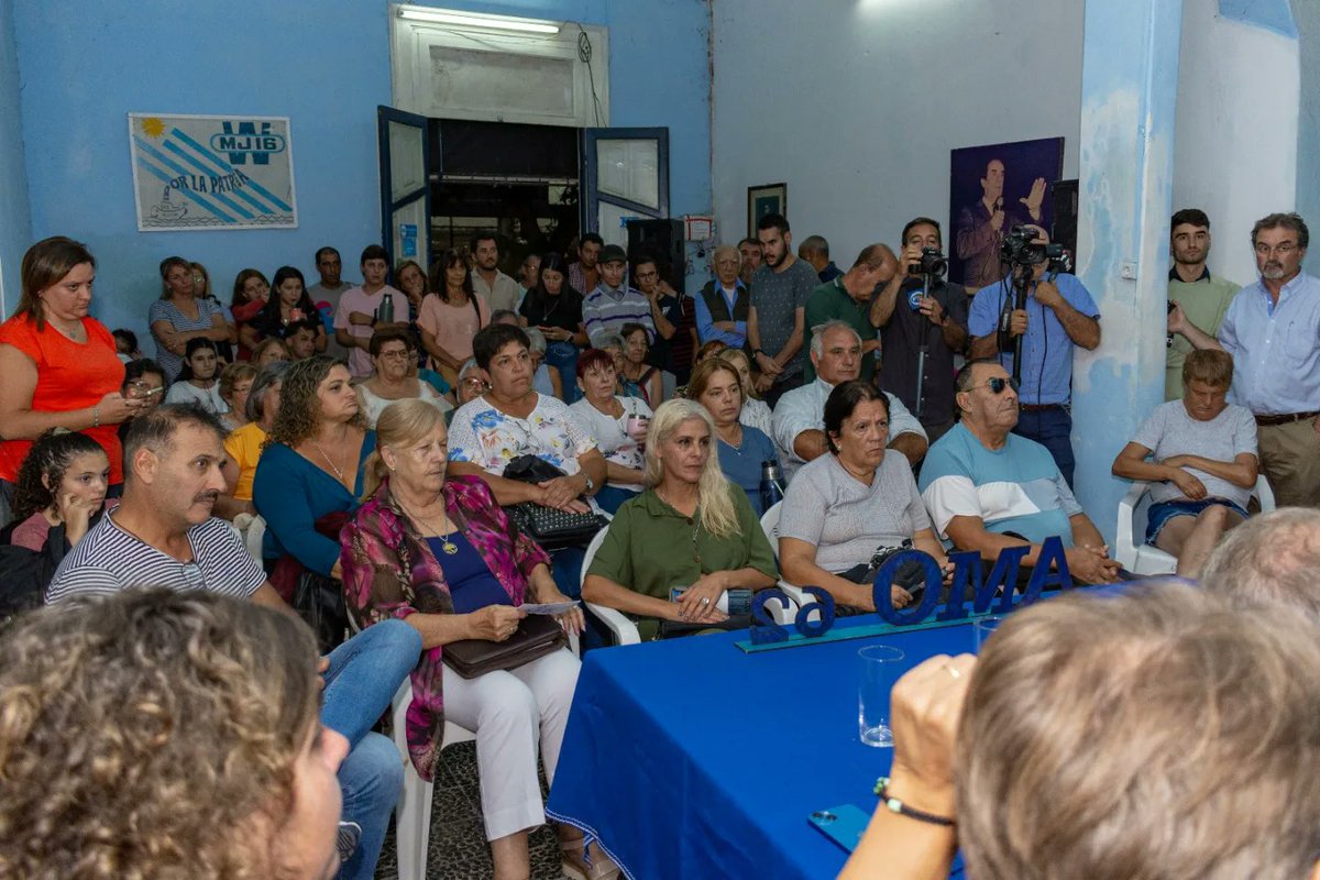 AndreaBrugman's tweet photo. Gran Plenario de nuestra  @amo_62florida la del @PajaroEnciso la que siempre está, la que escucha y a la prueba está, la que acompaña al Gobierno de @luislacallepou y la que quiere un #UruguayParaAdelante,  y deja todo en la cancha para que  @alvarodelgadouy sea  Presidente. https://t.co/Quz2bs7Nv9