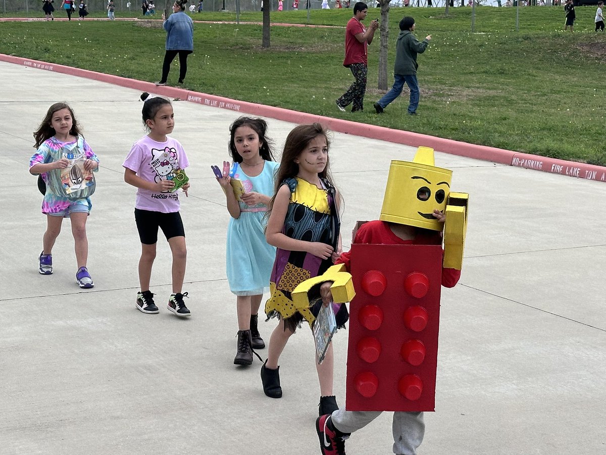 NISDMoraES's tweet photo. Today we  celebrated our love for reading with our annual Book Character Parade. 📚 https://t.co/MOn9J1KFYV