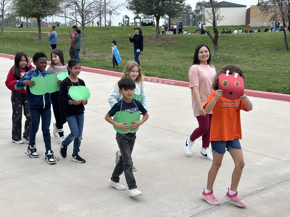 NISDMoraES's tweet photo. Today we  celebrated our love for reading with our annual Book Character Parade. 📚 https://t.co/MOn9J1KFYV