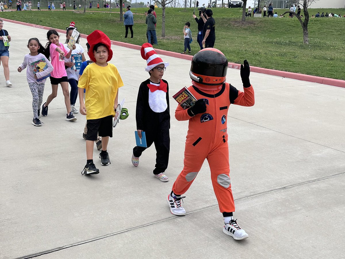 NISDMoraES's tweet photo. Today we  celebrated our love for reading with our annual Book Character Parade. 📚 https://t.co/MOn9J1KFYV