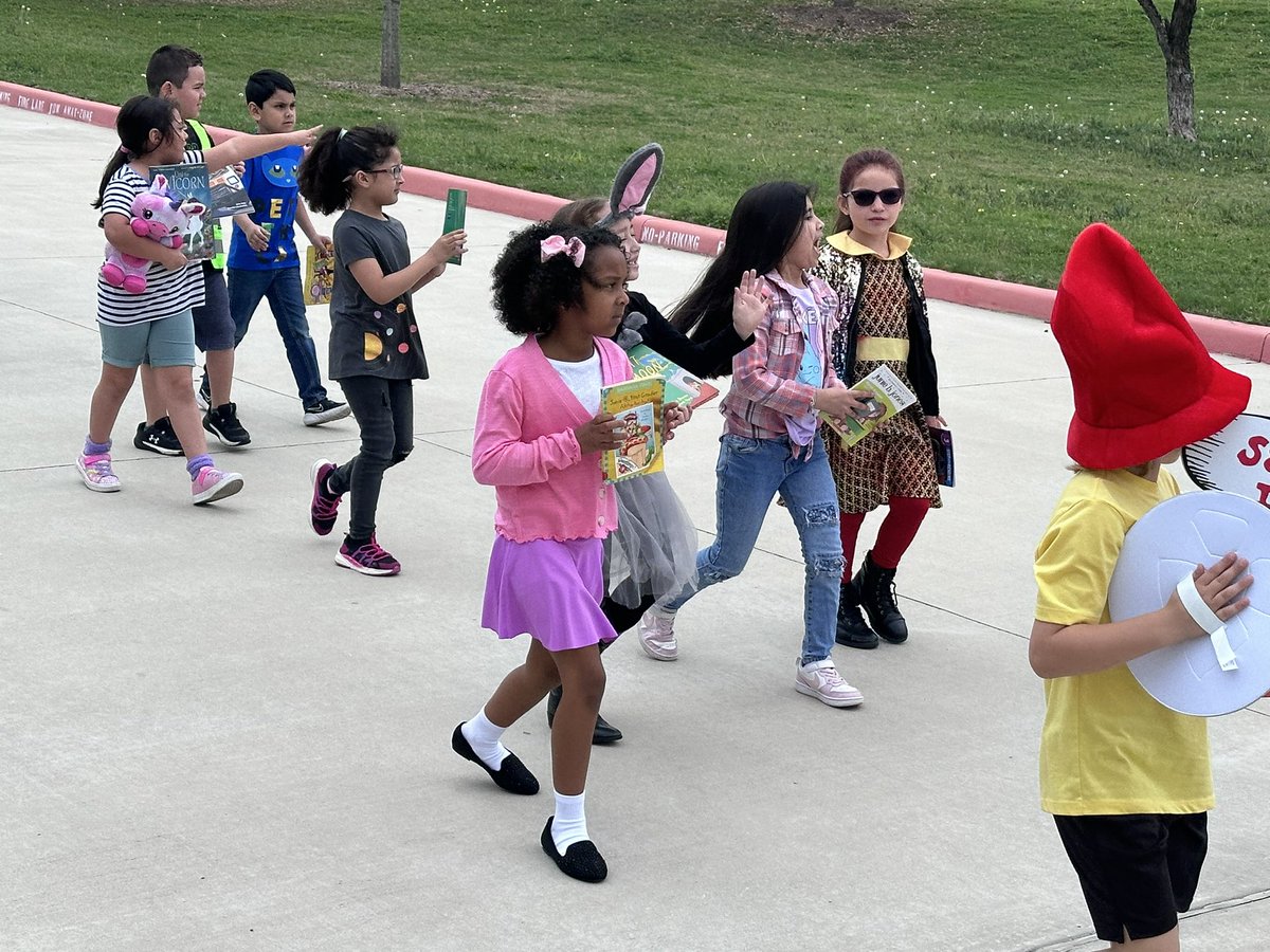 NISDMoraES's tweet photo. Today we  celebrated our love for reading with our annual Book Character Parade. 📚 https://t.co/MOn9J1KFYV