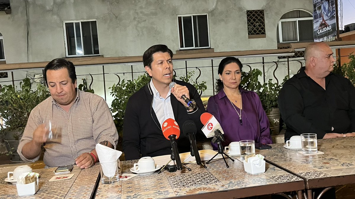 DavidMonroyMx's tweet photo. CIERRAN FILAS CON “CHECO” / Ex aspirantes a la candidatura de @PartidoMorena a la alcaldía de #Cuernavaca, cerraron filas para que sea nominado el senador Sergio Pérez Flores, quien no sólo superó sus números en las recientes encuestas, sino que las mismas refieren que de los participantes en la contienda, es el único que podría enfrentar al @panmorelos_ y al alcalde José Luis Uriostegui (@jluriosteguis)