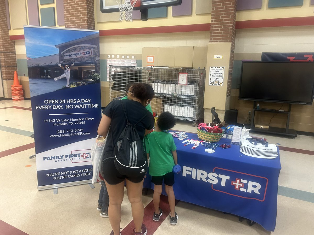 PrincipalBenton's tweet photo. Thank you to Atascocita Harris County Public Library and @FamilyFirst_ER for coming out to our @HumbleISD_LSE Open House, Literacy Night, GT Expo, Book Fair Event 📚📖📕Thank you @LSELeopardsPTO for your support tonight too. https://t.co/EYITFHWaXi