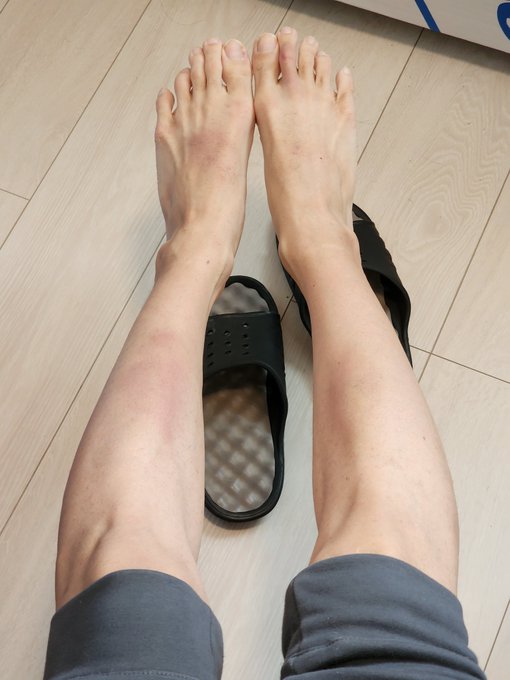 キックボクシングジムに通い始めました…サンドバッグを蹴るには早かったようです…貧弱すぎる😇実際もうちょい赤いです🥹 