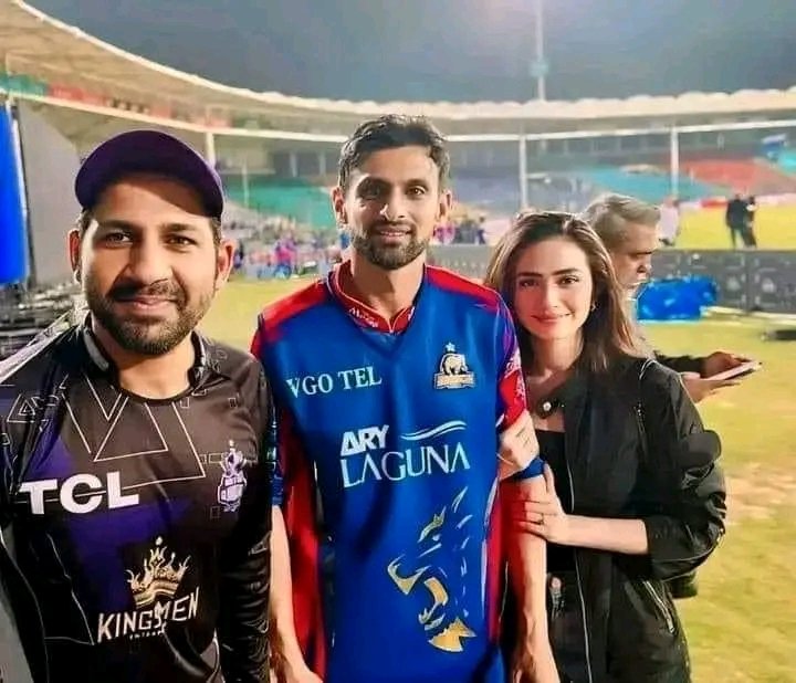 سر فراز احمد کی شعیب ملک اور ان کی اہلیہ کے ساتھ نیشنل اسٹیڈیم کراچی میں سیلفی 👏🏻😍

سرفراز احمد نے ثناء جاوید سے کراچی کنگز اور کوئٹہ گلیڈی ایٹرز کے میچ کے بعد ملاقات کی ، اور انہیں شعیب ملک کے ساتھ شادی پر مبارک باد دی ❤😍