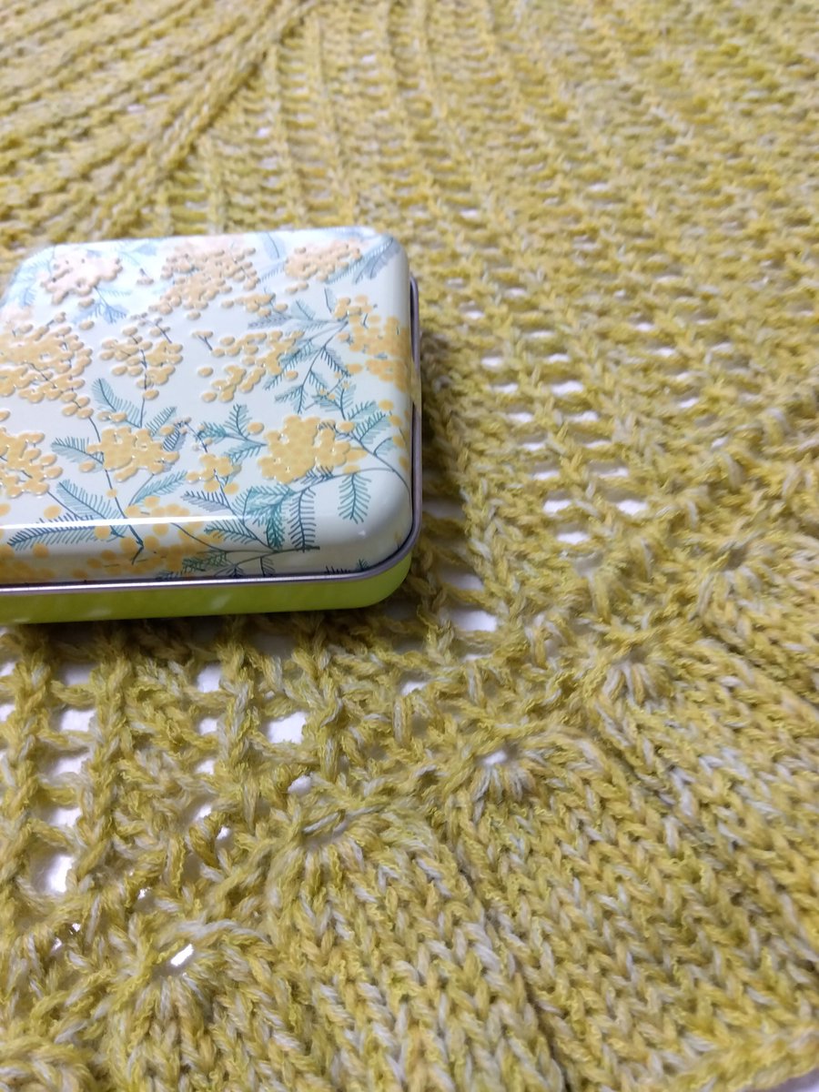 stila_E's tweet photo. 昨日の編み会で編んでたカンパネラショール完成しました😊
フワッといい感じになりました。
イトリコさんのミモザカラーのソックヤーン使用。
無印の巾着でプロジェクトバッグも作りました👏
#itoricot
#ミモザの日
#campanellashawl https://t.co/lHvQ7wguez