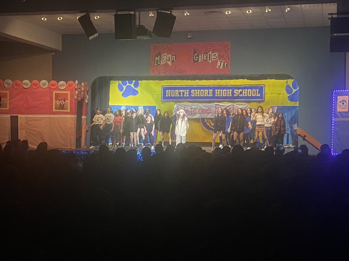 ‘I see stars’ tonight at @TOISDramaClub performance of Mean Girls Jr. Our cast and crew was ‘fearless’ in front of this packed audience on opening night. Congratulations to everyone, your hard work and dedication was on full display tonight. @MsKWeldon @valsorce @MrPONeill_TOIS