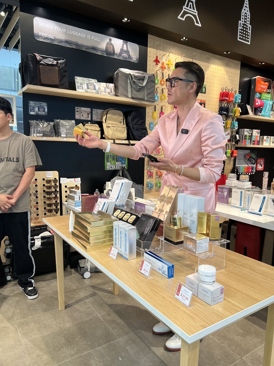 Known as ‘China’s first male model’, Hu Bing boasts a following of more than 20 million across his China social networks. This week $EZZ was excited to host the model as part of a successful livestream program promoting its EAORON skincare range to his followers.