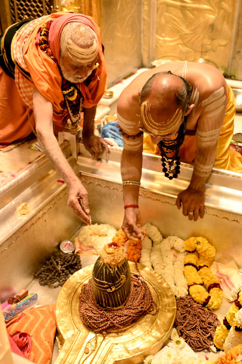 ANI's tweet photo. Uttar Pradesh: Aarti performed at Kashi Vishwanath temple in Varanasi on the occasion of #Mahashivratri https://t.co/YdEZ3HqHPs
