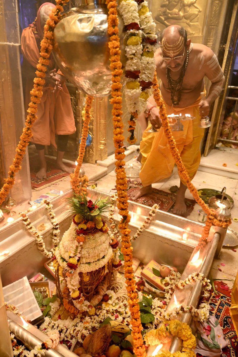 ANI's tweet photo. Uttar Pradesh: Aarti performed at Kashi Vishwanath temple in Varanasi on the occasion of #Mahashivratri https://t.co/YdEZ3HqHPs
