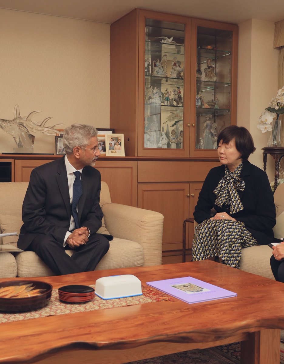 On my visit to Tokyo this time, met with Mrs Akie Abe, wife of late PM Shinzo Abe. Recalled PM Shinzo Abe’s invaluable contribution to the advancement of India-Japan relations. Handed over a personal letter from PM @narendramodi conveying his condolences on the recent passing…