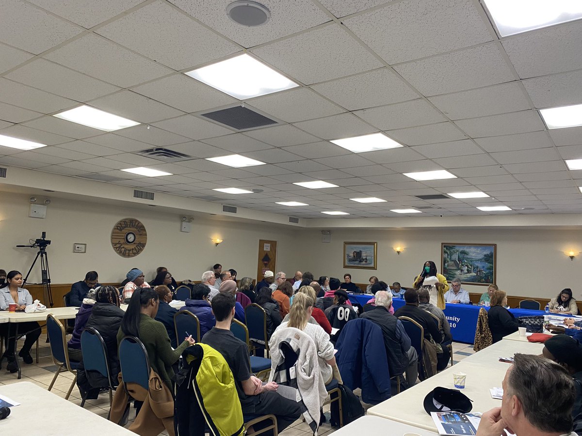 RichDavidNYC's tweet photo. Full house at CB10. MTA announced the restoration of the Q10 🚎 stop in #SouthOzonePark, but many other disruptive elements remain. Proud of my neighbors! Hopefully MTA continues to respect the people in our community during this (long) process

#QueensBusRedesign #Queens https://t.co/xy2Dfpq8Sd