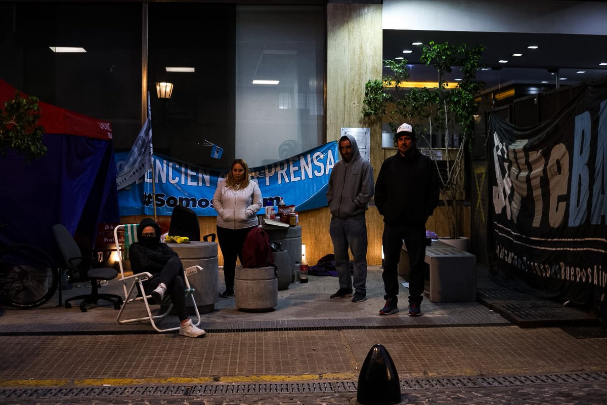 Ccamigodoy's tweet photo. Por ahí no sabían así que les cuento: les trabajadores de @somostelam resolvimos el lunes en asamblea permanecer las 24 horas en las puertas de las dos sedes, trabajando desde la vereda y armando guardias durante las noches, para resguardar los equipos y el archivo de la agencia. https://t.co/Z4wWWuKcYx