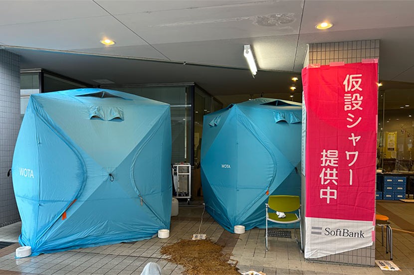 SoftBank's tweet photo. 能登半島地震により断水したエリアで、衛生環境の維持・改善の支援をしています。
断水時でも利用可能な小規模分散型水循環システムの設置や運用サポートを、現地で担当した社員へインタビューしました。
https://t.co/QFCG1V5R5E
#WOSH
#WOTABOX
#SoftBank https://t.co/ZvGGqsBfLE