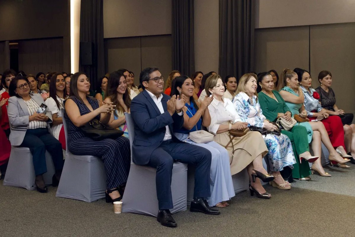 CamCMachala's tweet photo. Conversatorio "Women Liderazgo y Aprendizaje" Donde se abordaron temas como la importancia del liderazgo femenino en la sociedad actual, la creación de redes profesionales efectivas y la capacidad de las mujeres para liderar y transformar industrias enteras. 
#Machala #ElOro #Ec https://t.co/w84cuTLfZs