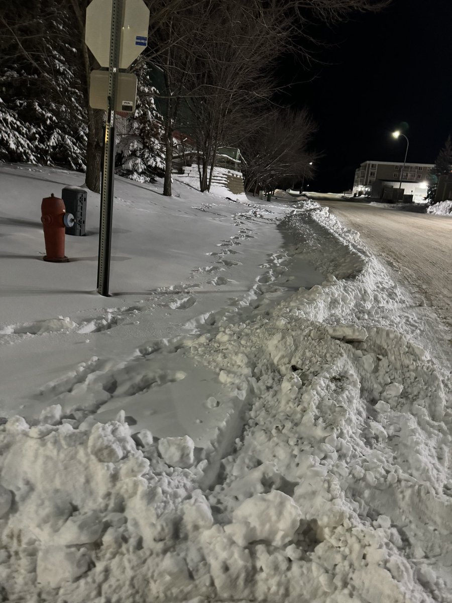 Johnathonmac31's tweet photo. @RMWoodBuffalo any idea when the Queen street sidewalk is going to get plowed been 4 days now called pulse last night and still not done and someone with disabilities shouldn’t have to walk on the side of the road at night time. https://t.co/4VhZg6X8nC