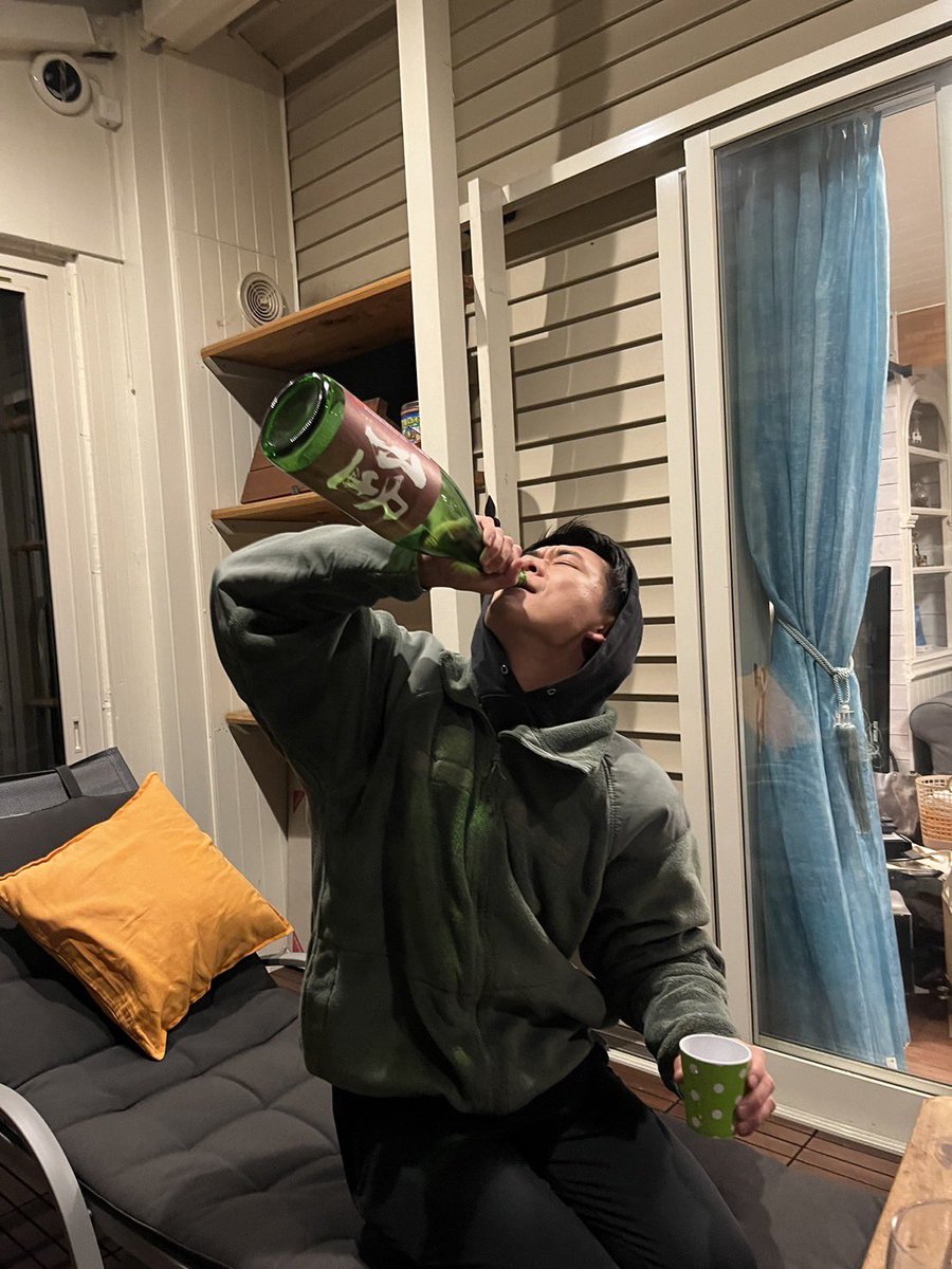 coregym_tetsuya's tweet photo. ジムトレーナーの私生活をよく聞かれますが、
健康的な食事を摂る時もあれば、
日本酒一升飲む時もあります☺️ https://t.co/7Ha2S27qkD