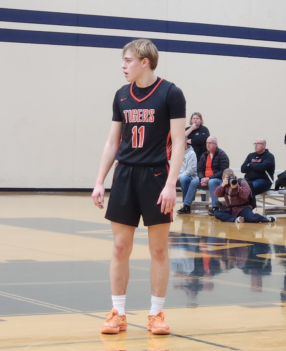 Lee's Masterful Performance Propels Marshfield to a 71-68 Sectional Semi Win Over Kaukauna Tigers 🐅 Landon Lee 📸 26p Chris Pohl 17p Brooks Hinson 12p Valin Ramberg 12p Ghosts 👻 Keegan Van Kauwenberg 24p Andrew Jensen 17p Nathan Deprez 13p Jon O'Neill 11p *MF v Neenah on Sat