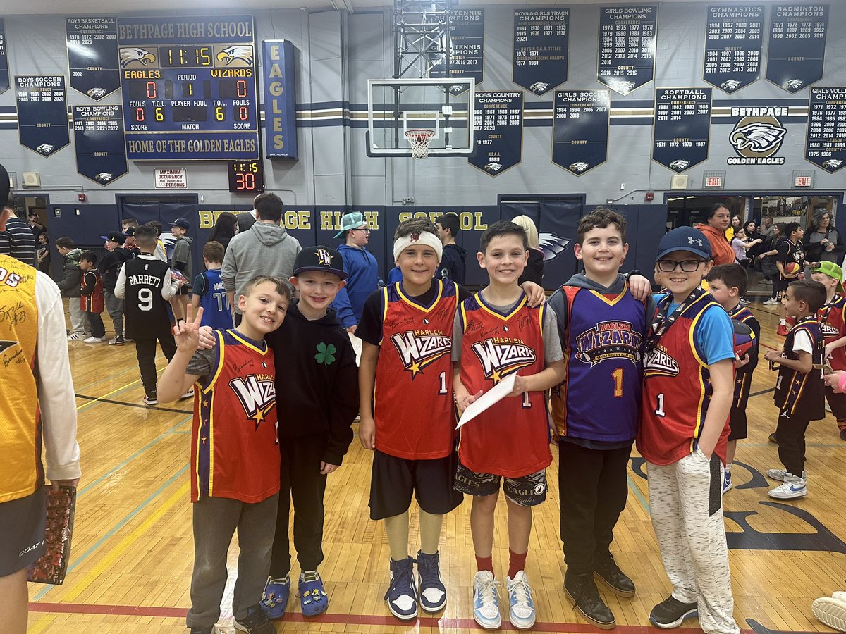 Great night with the Harlem Wizards! Thank you CBS PTA🏀🏀🏀🏀<a href="/TierneyBethpage/">Julianne Inghilterra</a> <a href="/CBS_Bethpage/">Central Boulevard Elementary School</a>