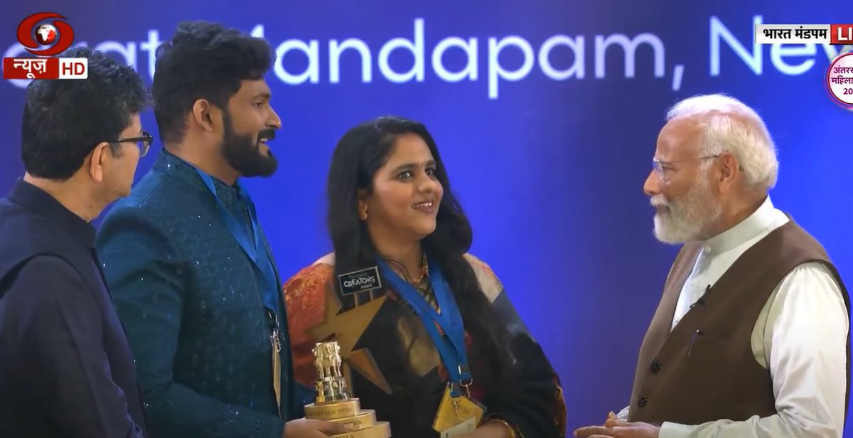 These are Abhi and Niyu, Youtubers and Gov Propoganda peddlers.

A few days ago, they were questioning Dhruv Rathee's neutrality and his right to make videos. 

Today, they are smiling while receiving an award from the government for spreading its propoganda 😂😂