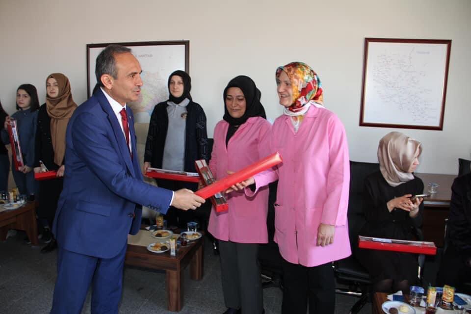 Kimi zaman anamız, bacımız, kızımız, kimi zaman can yoldaşımız, hayat arkadaşımız, kimi zaman da eğitimcimiz ve yol göstericimiz olan ve bizi biz yapma yolunda yüreklerindeki sevgi ve şefkati her zaman karşılıksız verebilen tüm fedakar kadınlarımızın '#8MartDünyaKadınlarGünü'