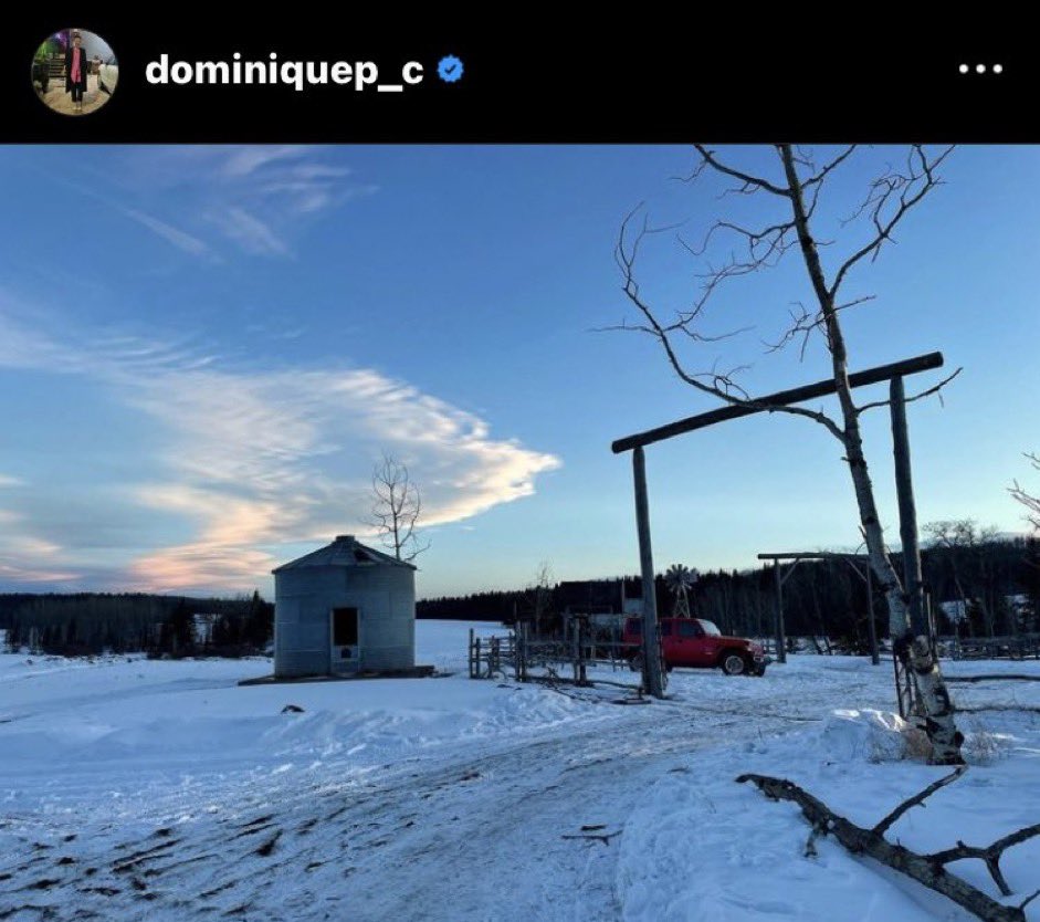 z_mir01's tweet photo. Been think about this all day- Mel holding a bedimple’d ginger baby, “addition” built on to the Homestead, AND a shiny new 4-door hard top Jeep. This screams WayHaught baby to me… #WynonnaEarp https://t.co/dR1RQY2OsK