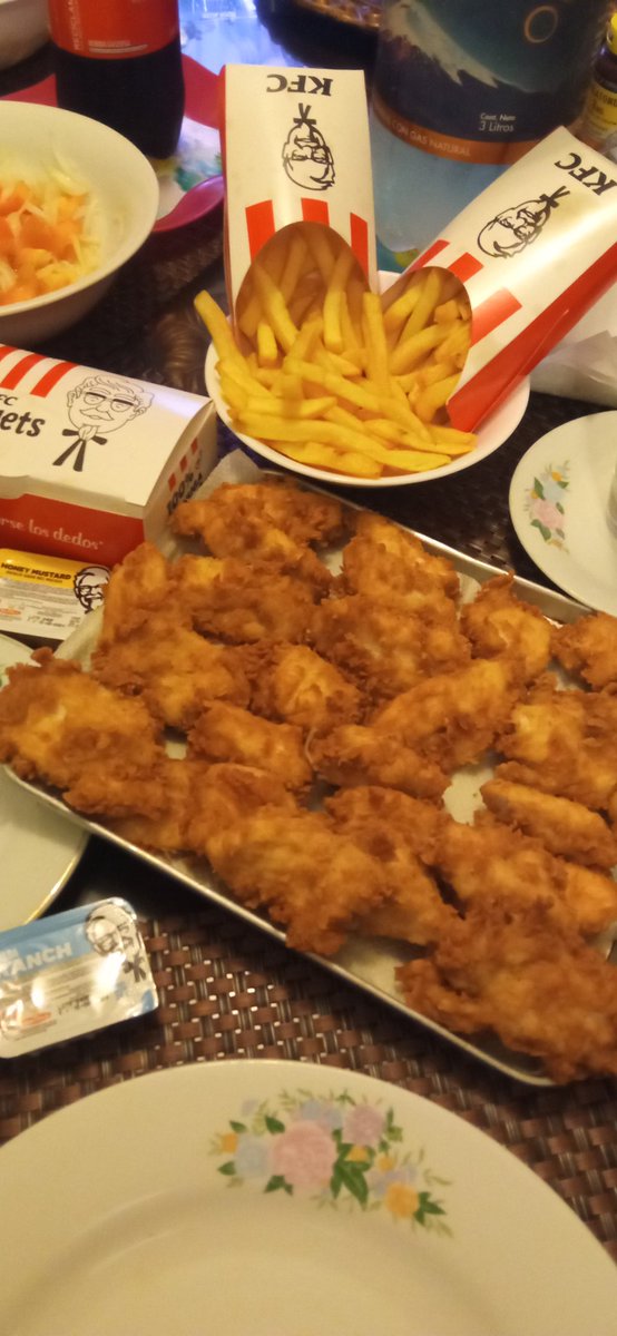 FlorrrSilvestre's tweet photo. Estos Nuggets   #KFC
están buenardos, sí saben a pollo y con la salsa honey mustard  OMG! OMG!

#NoVengan  No pidan
#KFCNuggets https://t.co/eYhljedEYh