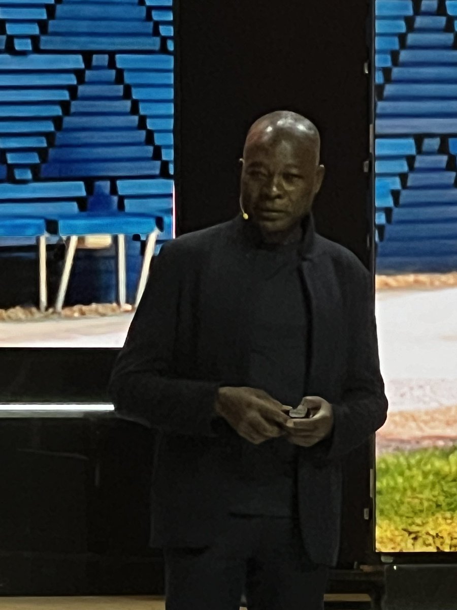 CentroRSalinas's tweet photo. El arquitecto Francis Kéré, ganador del Premio Pritzker, comparte su proceso y experiencia al construir espacios funcionales para su comunidad, lo que le ha impulsado a proyectos internacionales. https://t.co/XBuMW40emh