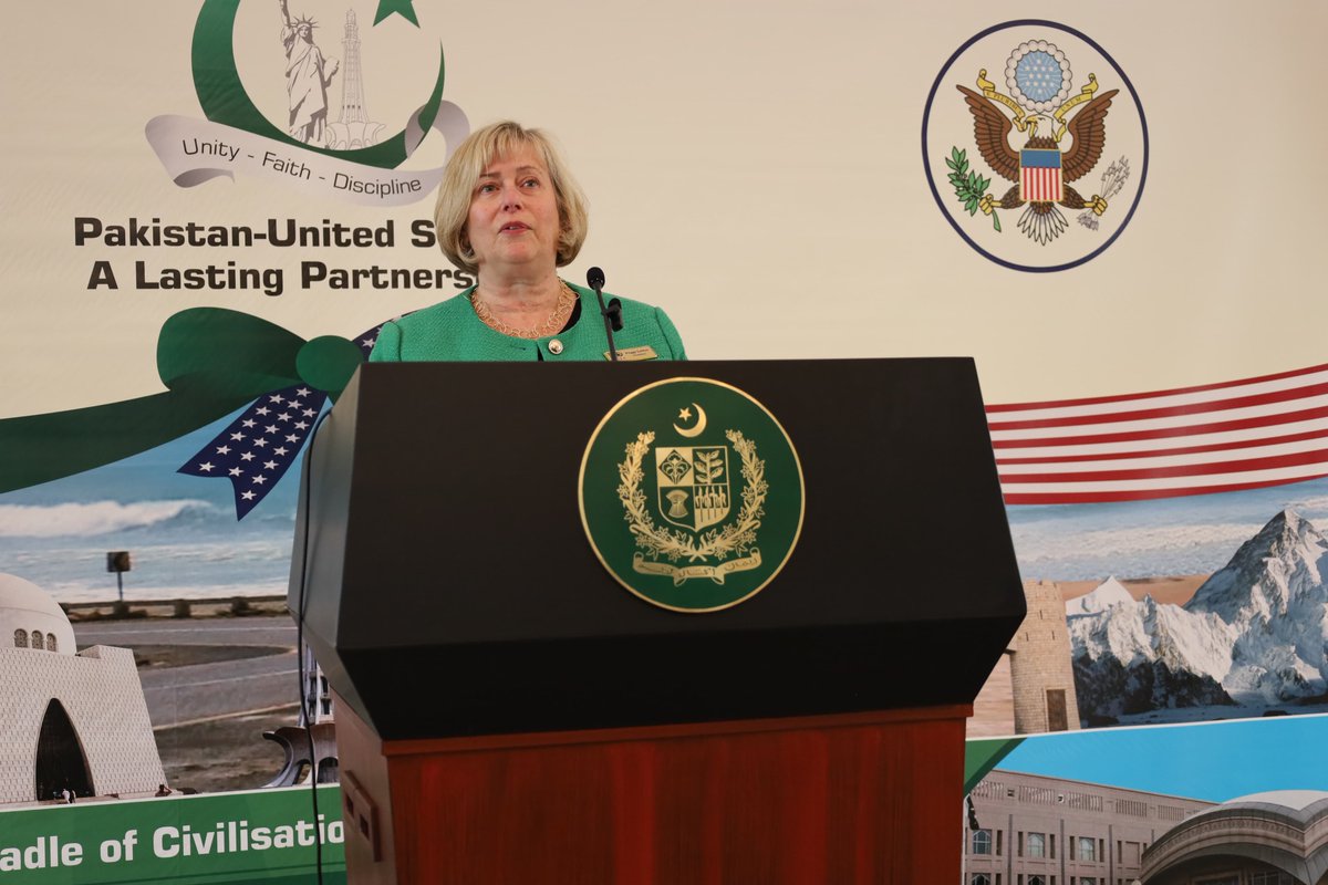 PakinUSA's tweet photo. The Embassy of Pakistan was bursting with vibrant colors of Pakistan 🇵🇰 and the beautiful diversity of people from across the globe as we presented a glimpse of our country’s unique culture,  heritage and stunning landscape with distinguished guests from @THIS4Diplomats. 1/2 https://t.co/WjPyiVFpl1