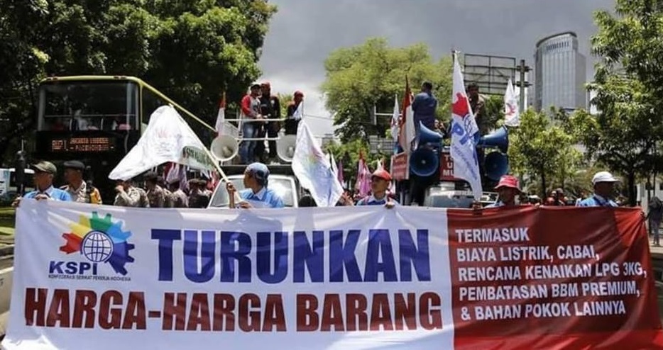 puk_omron's tweet photo. Perjuangan di Tengah Hujan: Refleksi IWD 2024 Dalam Bayang-Bayang Kenaikan Harga Bahan Pokok https://t.co/MULewu9wo3 https://t.co/G79ZM7xWaV